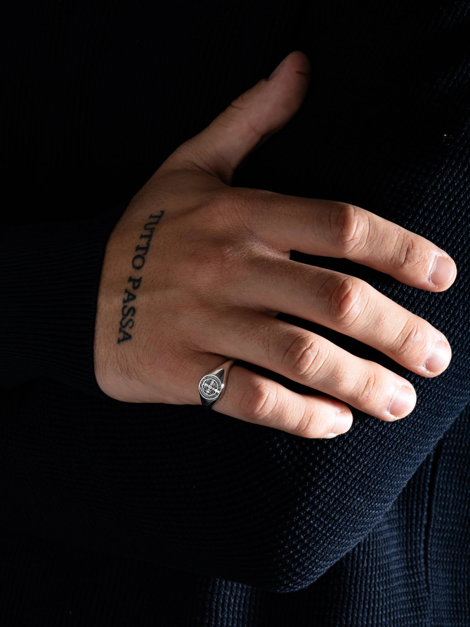 MATERIAL: PRATA OXIDADA | Anel Medal SB Slim Prata Oxidada Modelo em Prata 925