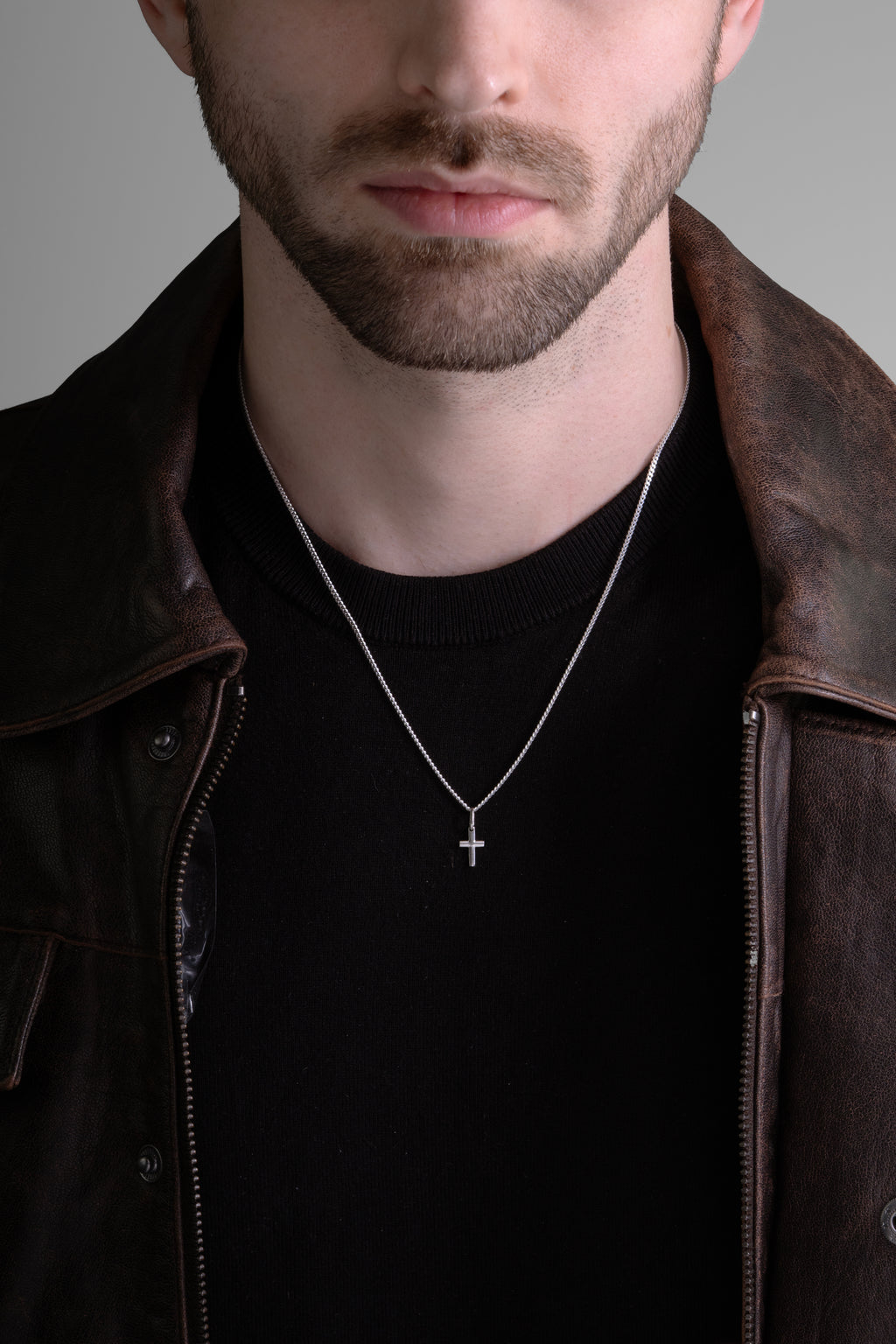 MATERIAL: PRATA 925 |  Colar Cross Mini Bold PRATA 925 Modelo em Prata 925