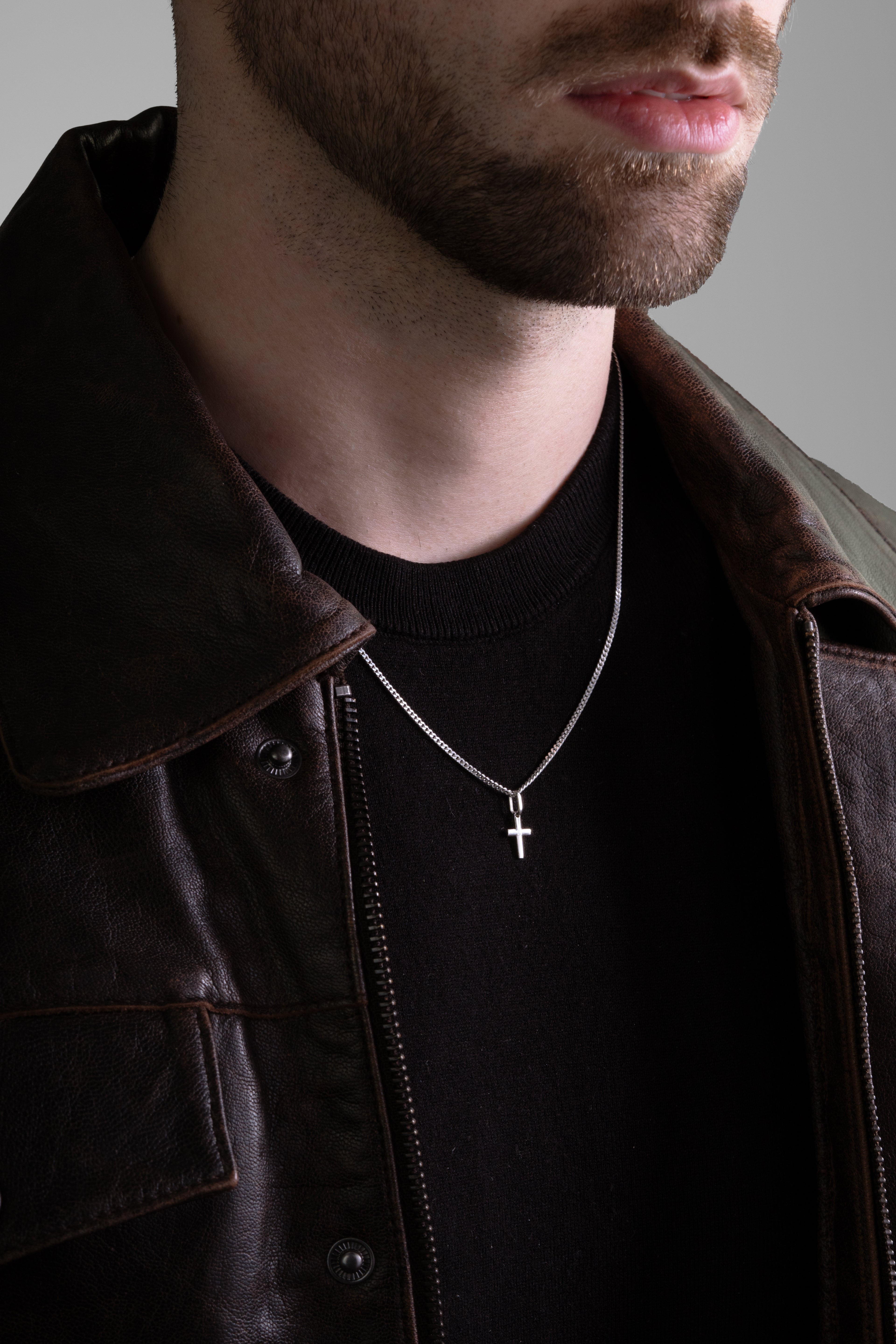 MATERIAL: PRATA 925 |  Colar Cross Mini Bold PRATA 925 Modelo em Prata 925