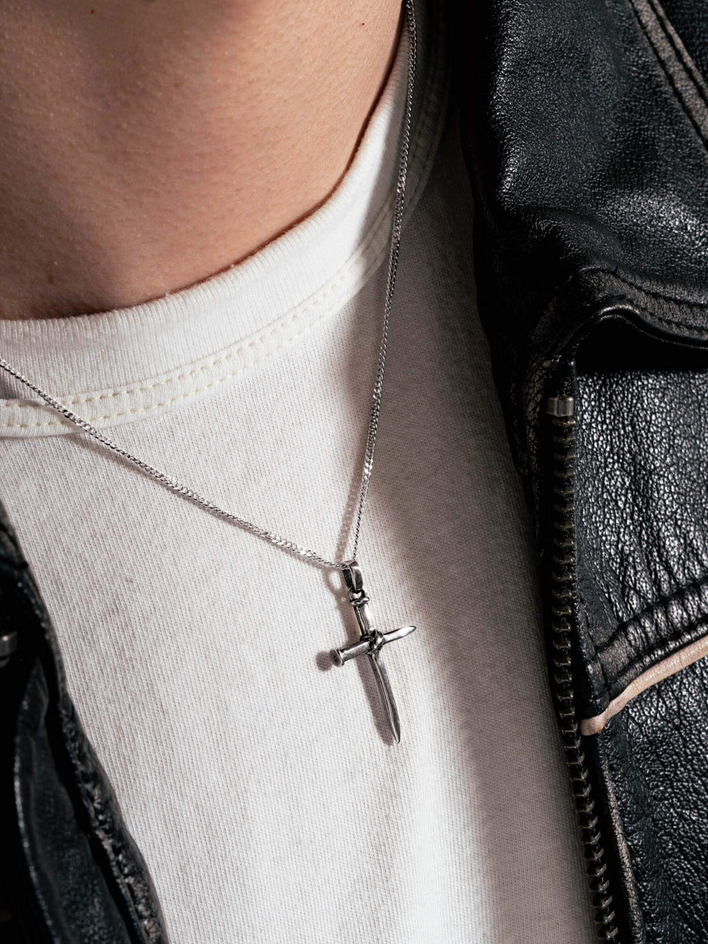 Detalhe da Nail Cross em Prata 925 Oxidada: dois cravos cruzados e amarrados no centro