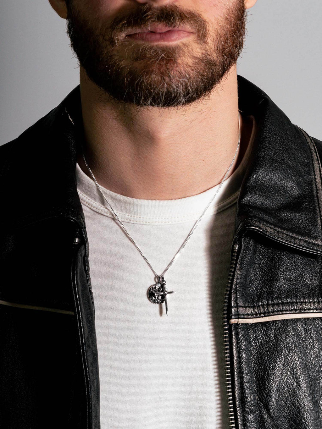 Colar St. George e Nail Cross em Prata 925 Oxidada no peito