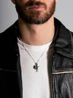 Colar St. George e Nail Cross em Prata 925 Oxidada no peito