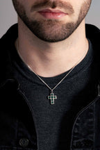 Colar Stone Cross com crisoprásio no peito