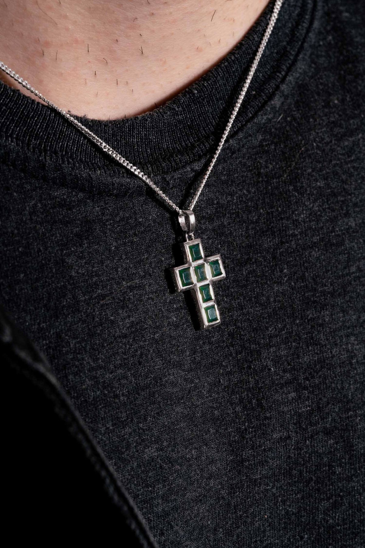 Colar Stone Cross com crisoprásio, detalhe em uso
