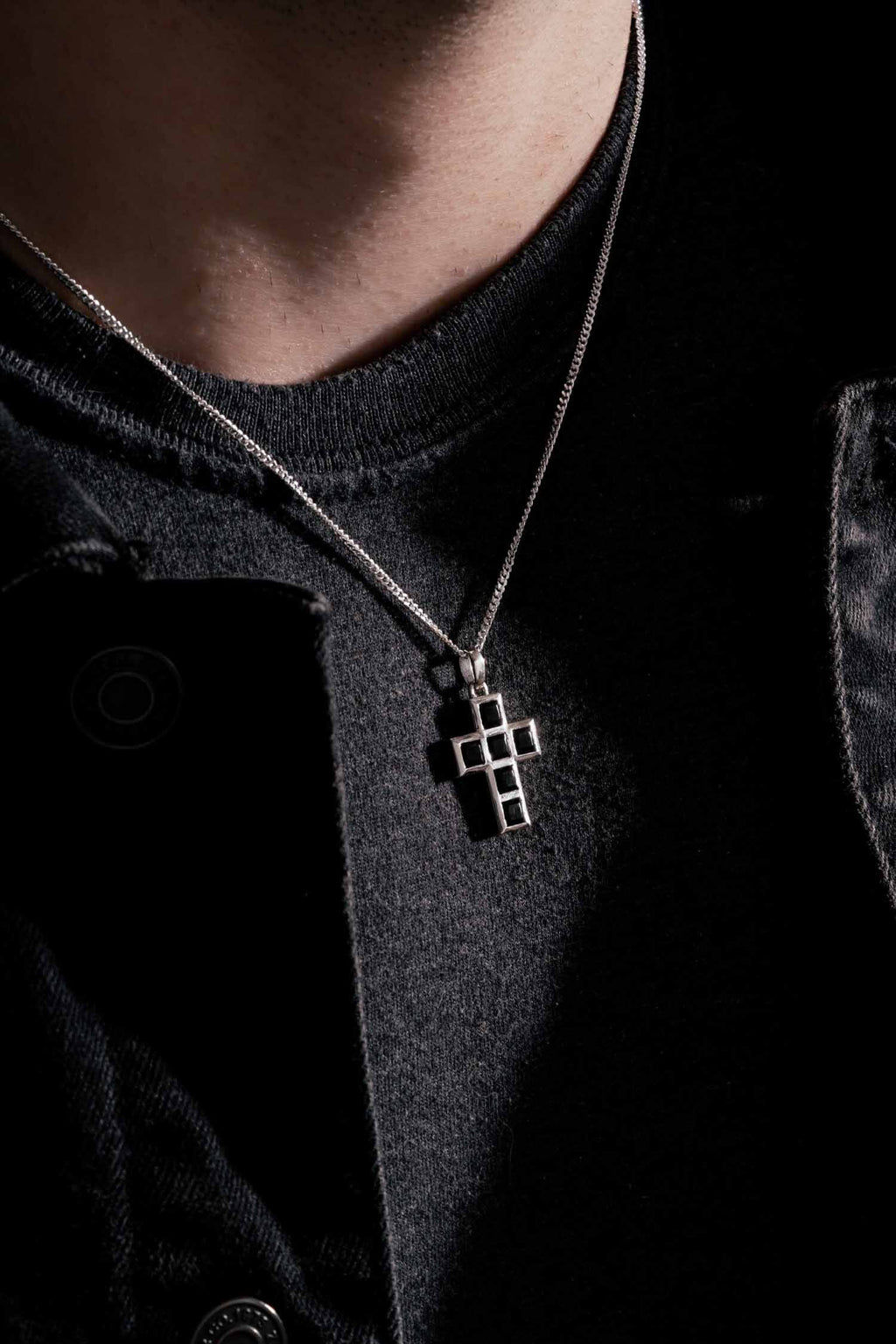 Colar Stone Cross com ônix, detalhe em uso