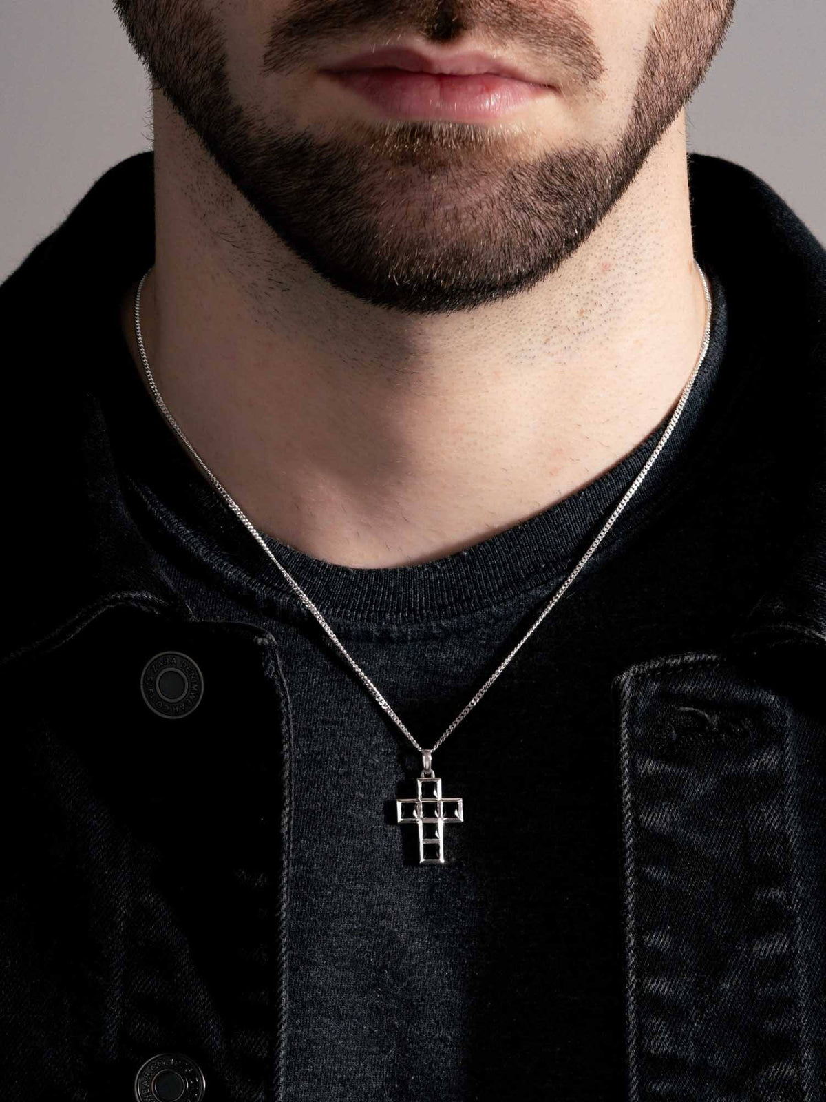 Colar Stone Cross com ônix no peito