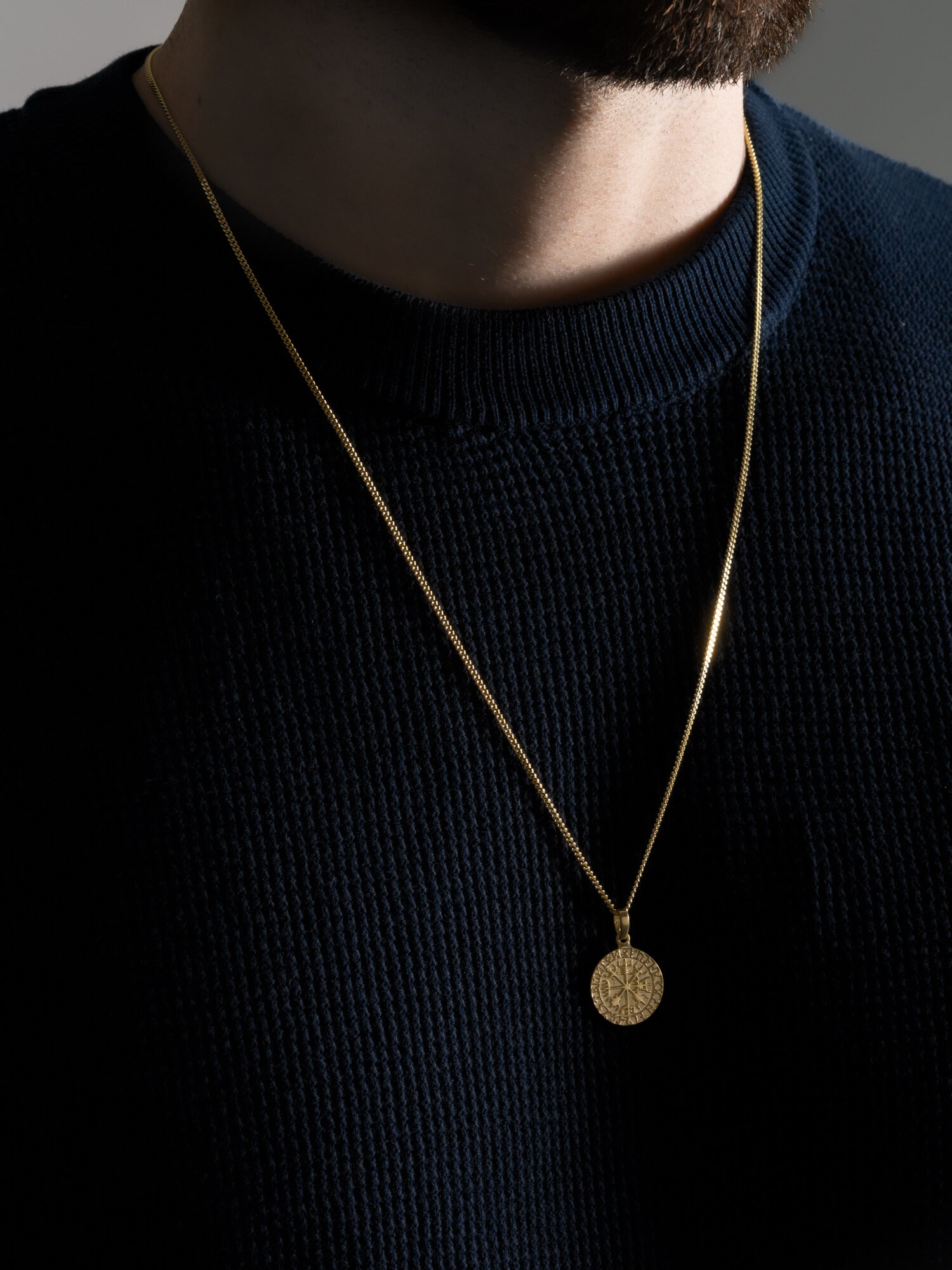 MATERIAL: PRATA BANHADA A OURO | Pingente Valhalla em Prata 925 banhada a Ouro 18k