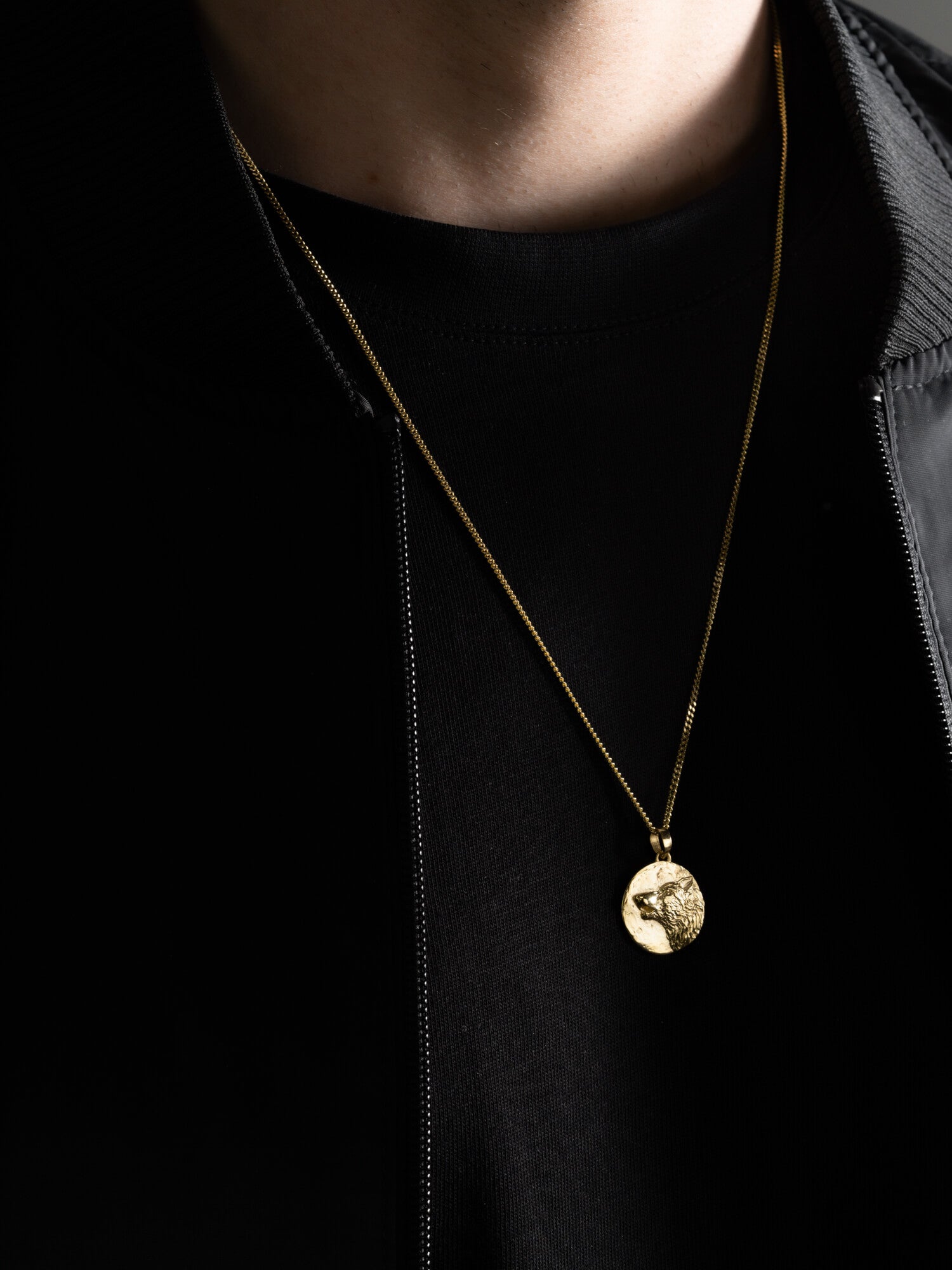 MATERIAL: PRATA BANHADA A OURO | Pingente Wolf em Prata 925 banhada a Ouro 18k