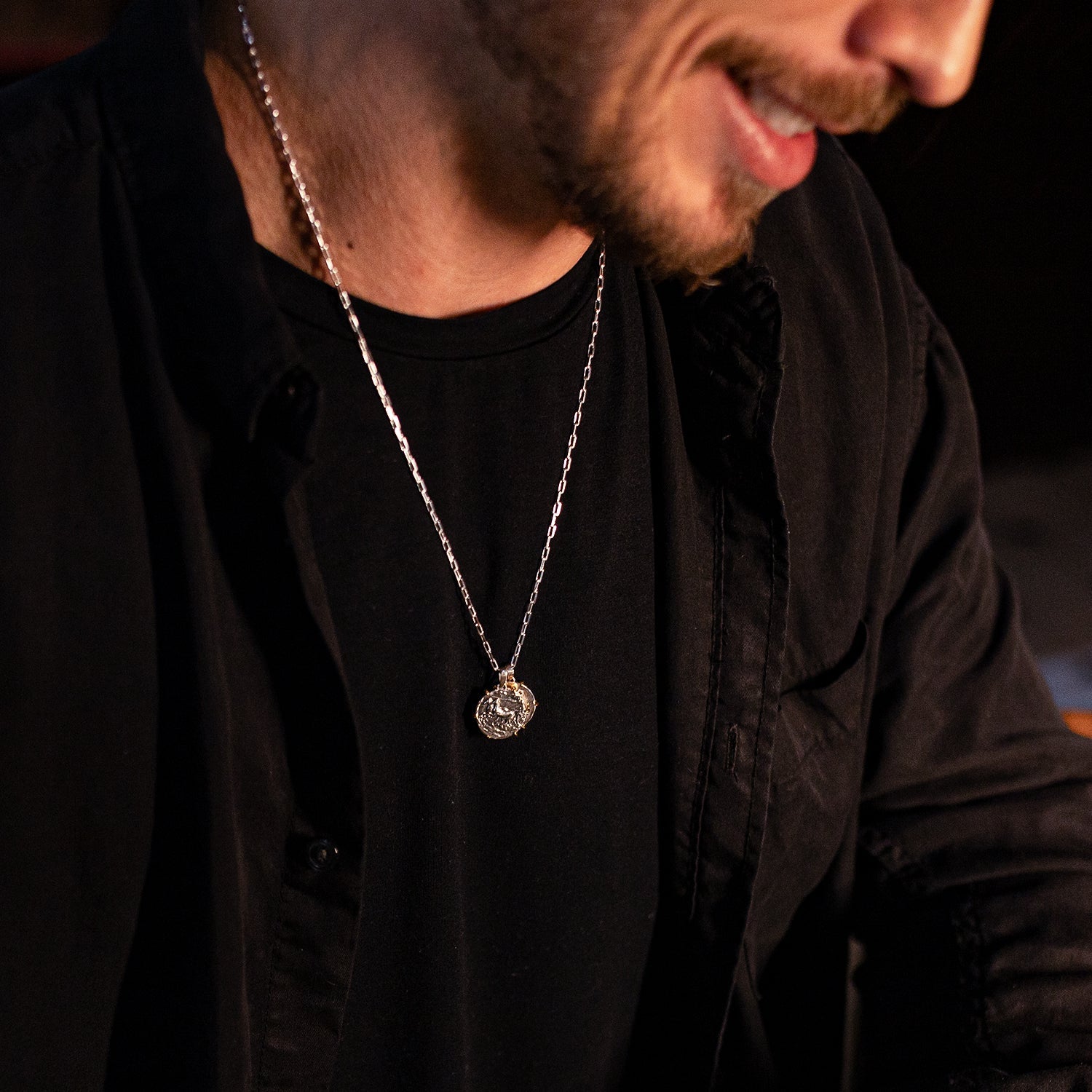 MATERIAL: PRATA E OURO| Pingente Conquer em Prata 925 e Ouro 18K