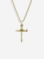 Colar Nail Cross em Prata 925 com banho de Ouro 18k, corrente grumet, vista frontal, detalhe