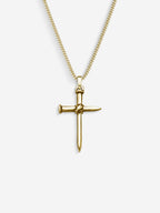 Colar Nail Cross em Prata 925 com banho de Ouro 18k, corrente grumet, vista frontal