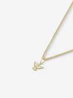 MATERIAL: PRATA BANHADA A OURO | Colar Peace Mini dourado, corrente grumet, vista em perspectiva