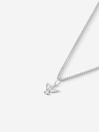 MATERIAL: PRATA | Colar Peace Mini prateado, corrente grumet, vista em perspectiva