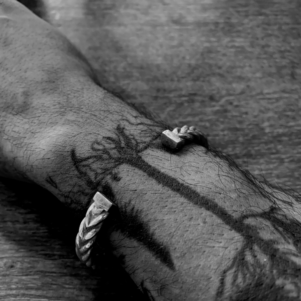 Bracelete de Prata Rome Large no braço extremidades | Old Siller